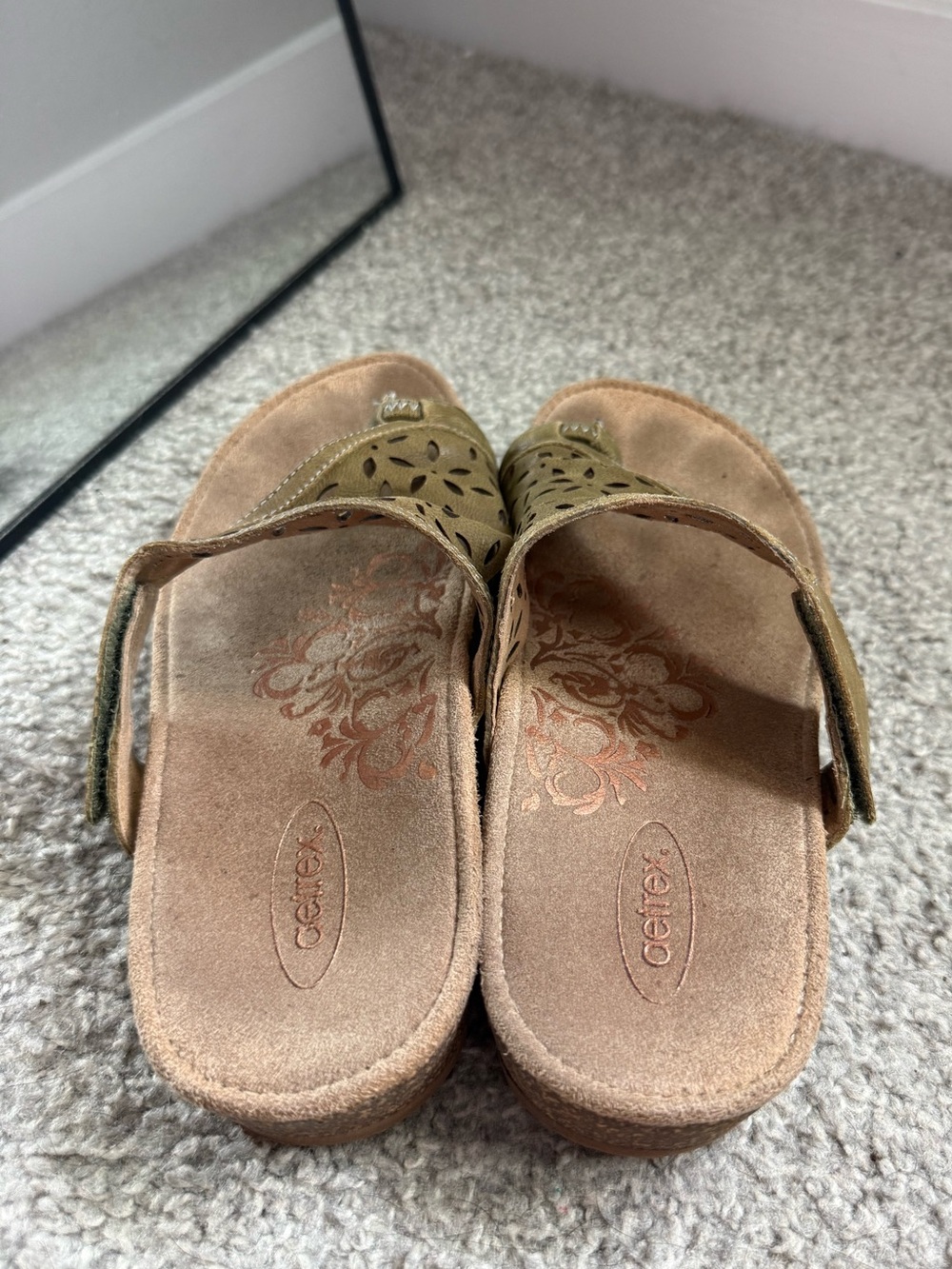 Aetrex Sandals Tan Womens Size 10 Laser Cut Leather Adjustable Strap Toe Loop